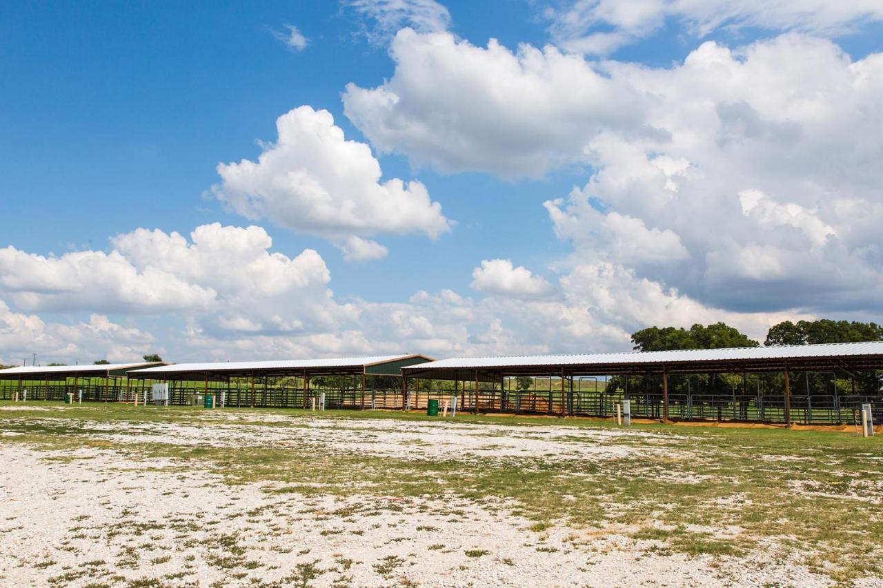 Nrs Event Center & Guest Ranch Hotel Decatur Eksteriør billede
